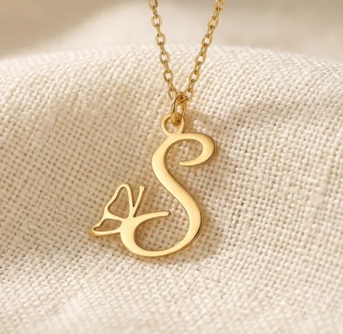 Thick-metal initial pendant in 18K gold finish